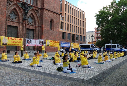 Image for article 35,000 Germans Call for an End to the Persecution of Falun Gong