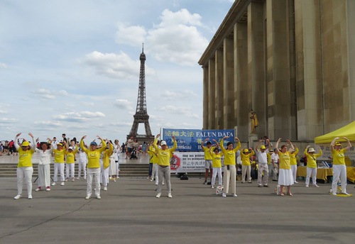 Image for article Paris: Manifestação marcando os 24 anos de esforços para acabar com a perseguição ao Falun Gong atrai apoio público