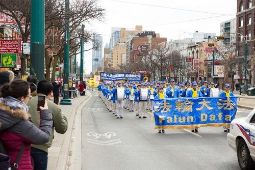 В Канаде прошел парад в поддержку 300 миллионов китайцев