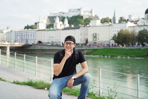 Fan Tangyu has visited several European attractions, including Charles Bridge in the Czech Republic.