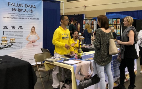 https://en.minghui.org/u/article_images/2021-11-25-falun-dafa-at-florida-mind-and-body-expo-03.jpg