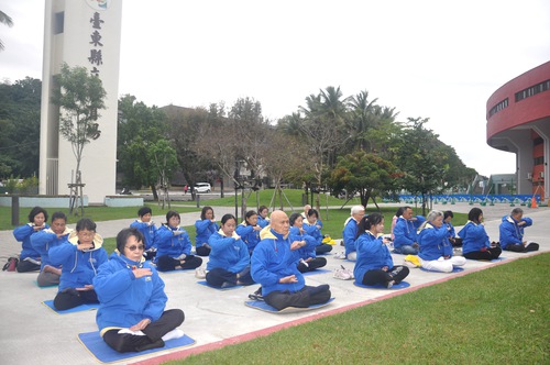 Image for article Taiwan Praktisi Falun Dafa di Taitung Mengucapkan Selamat Tahun Baru kepada Guru Li Hongzhi dan Merenungkan Kultivasi Mereka
