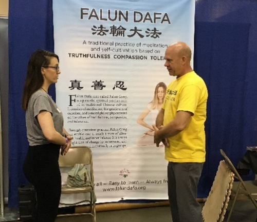 https://en.minghui.org/u/article_images/2021-11-25-falun-dafa-at-florida-mind-and-body-expo-05.jpg