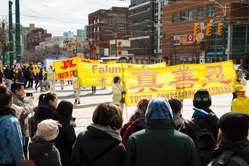 В Канаде прошел парад в поддержку 300 миллионов китайцев