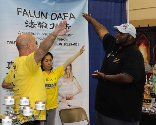 https://en.minghui.org/u/article_images/2021-11-25-falun-dafa-at-florida-mind-and-body-expo-01.jpg