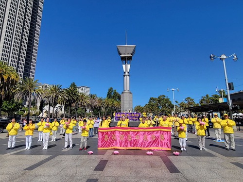 Image for article San Francisco, Stati Uniti: I praticanti tengono una pratica di gruppo e augurano al loro fondatore, il Maestro Li, una felice Festa di Metà Autunno