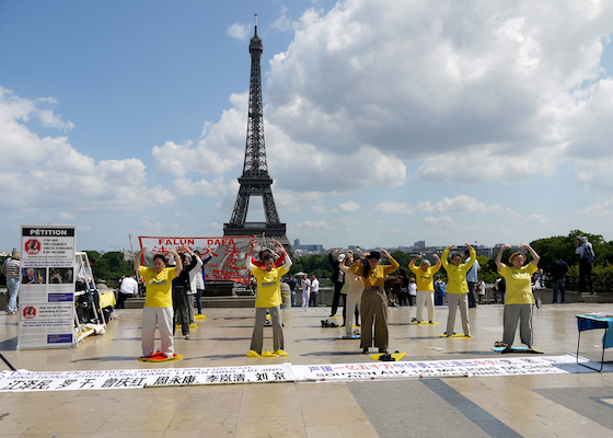 Image for article Paris, France: Collecting Signatures In Front of the Eiffel Tower (Photos)