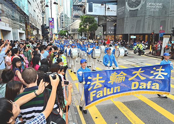 Image for article “Is This Falun Gong?” Chinese Visitors Gain Different Perspective in Hong Kong (Photos)