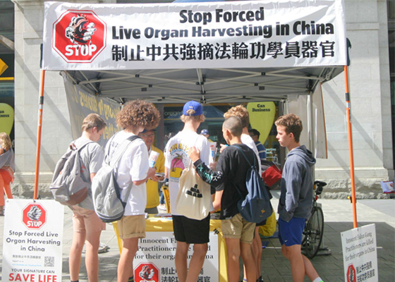 Image for article Western Australia: Signature Drive Rallies Support to End Forced Organ Harvesting in China (Photos)