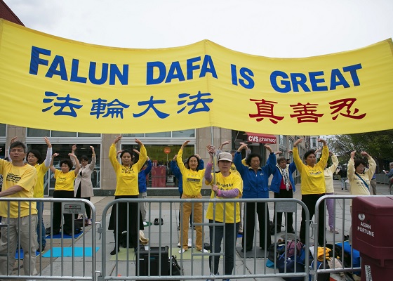 Image for article At Nuclear Security Summit, Falun Gong Practitioners Call on Chinese President Xi Jinping to End the Persecution