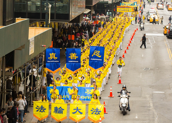 Image for article Grand Parade of Nearly 10,000 Practitioners in New York to Celebrate World Falun Dafa Day