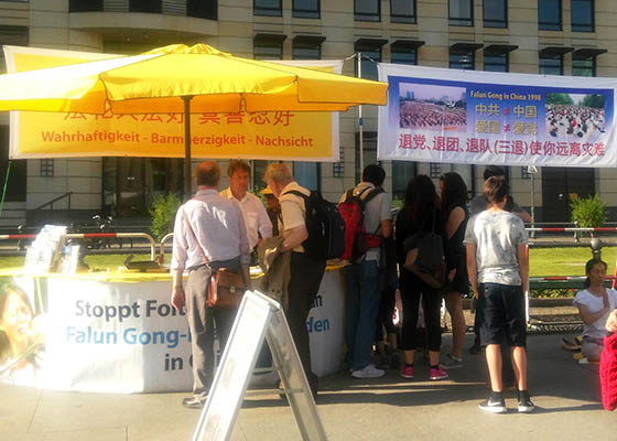 Image for article Berlin, Germany: Supporting Freedom for Falun Gong at Brandenburg Gate