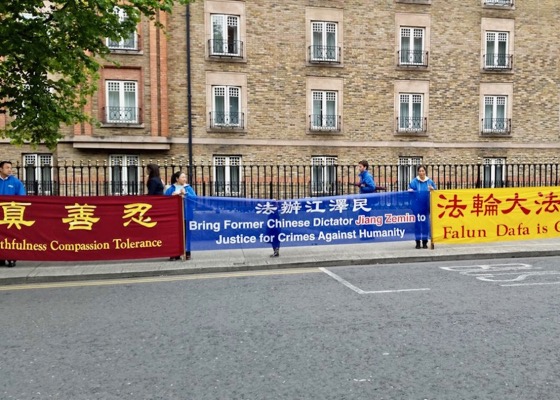 Image for article Falun Gong Practitioners Protest Visit by CCP Provincial Secretary in Ireland