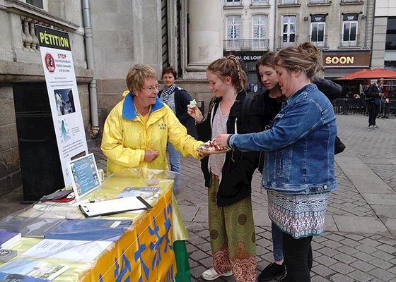 Image for article Introducing Falun Gong to the Public in Nantes, France