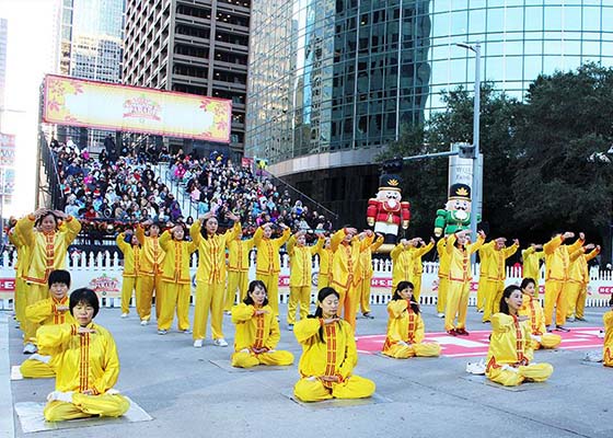 Image for article Houston: Local Falun Gong Group Joins the H-E-B Thanksgiving Day Parade