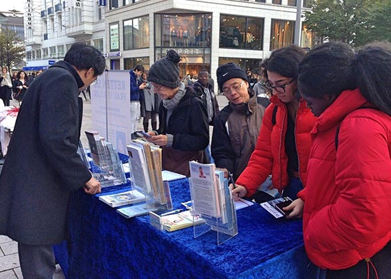 Image for article Germany: Hamburg Residents Grateful to Be Informed about Falun Dafa