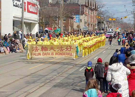Image for article Toronto: Falun Dafa Group Warmly Received in Easter Parades