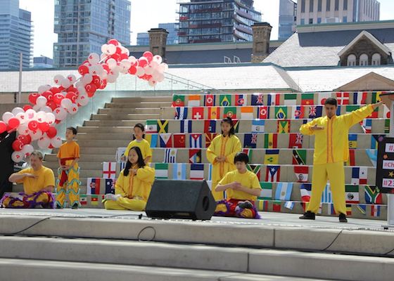 Image for article Toronto: Demonstrating Falun Gong Exercises at a Cultural Festival