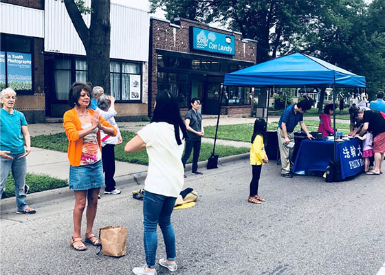 Image for article Minnesota: Introducing Falun Gong at “Open Streets” Festivals