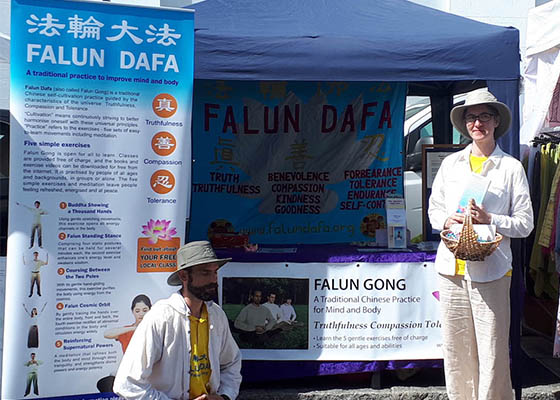 Image for article Cornwall, UK: Introducing Falun Gong at the Golowan Festival