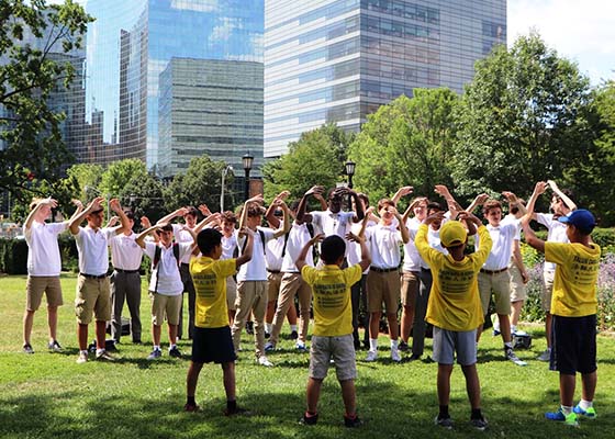 Image for article Toronto, Canada: Young Practitioners at Minghui Summer Camp Tell People about Falun Gong