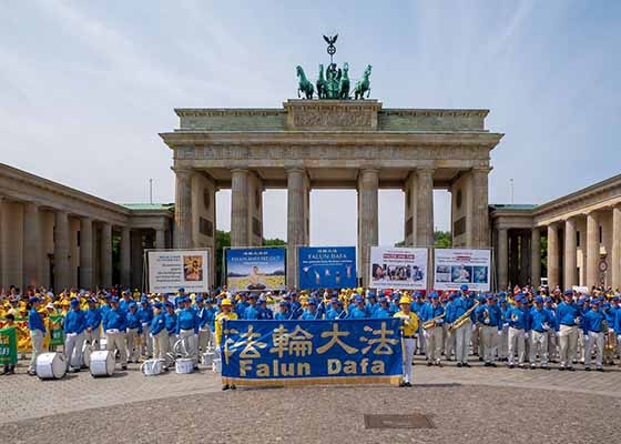 Image for article Widespread Support for Parade in Berlin Calling for an End to the Persecution of Falun Gong in China