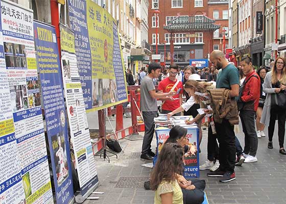 Image for article London: Chinatown Visitors Learn Falun Gong