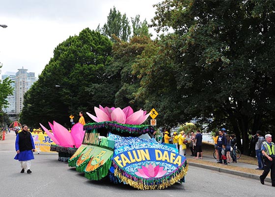 Image for article Vancouver, Canada: Introducing Falun Dafa in Community Parade