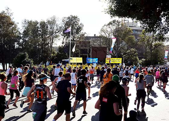 Image for article Sydney, Australia: “City to Surf” Marathoners Encounter Falun Gong