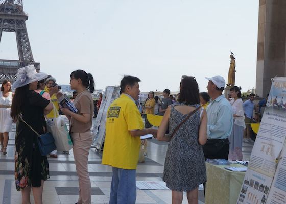 Image for article France: Chinese Tourists Learn the Real Story of Falun Gong While Visiting Paris
