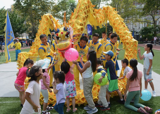 Image for article Falun Gong Practitioners Celebrate Moon Festival in Manhattan's Chinatown