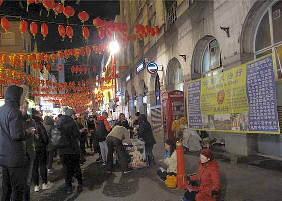 Image for article Visitors Receive New Year Blessings from Falun Gong Practitioners in London's Chinatown
