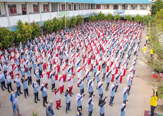 Image for article Indonesia: 500 Secondary School Students and Teachers Learn the Falun Gong Exercises