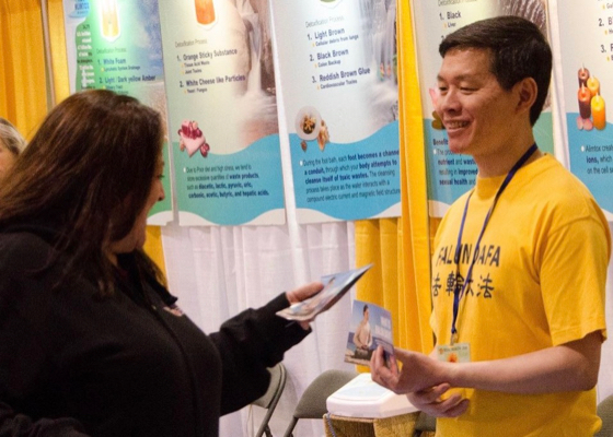 Image for article Toronto, Canada: Introducing Falun Gong at the Total Health Show