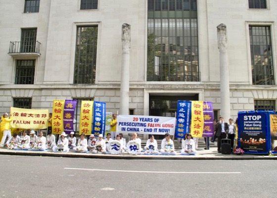 Image for article London: Falun Gong Practitioners Hold Day-Long Activities Calling for an End to 20 Years of Persecution