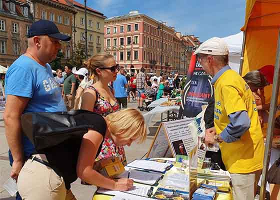 Image for article Poland: Introducing Falun Gong at a Multicultural Festival in Warsaw
