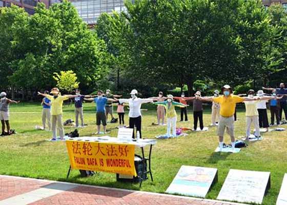 Image for article Philadelphia: Falun Dafa Practitioners Return to the Liberty Bell to Raise Awareness of the Persecution in China