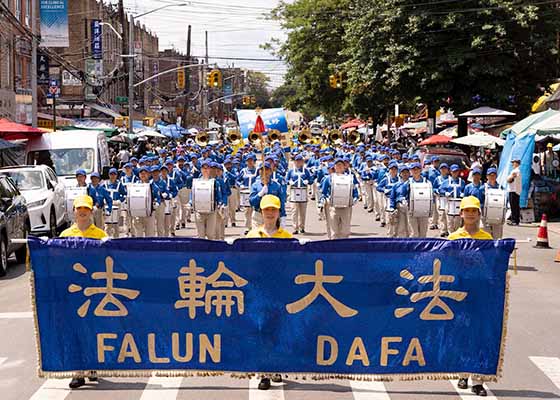 Image for article New York: Over 1,000 Falun Dafa Practitioners Hold Parade to Raise Awareness of the CCP’s 22-Year Long Persecution and to Awaken People’s Conscience