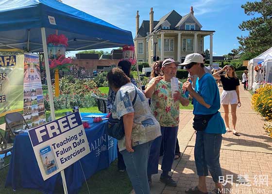 Image for article Chicago: Locals Learn Falun Dafa Exercises at Libertyville Days Festival