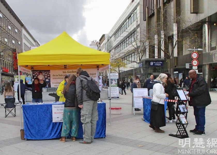 Image for article Hannover, Germany: Outdoor Activities Introduce Falun Dafa