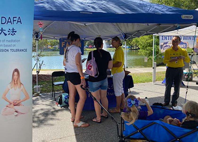 Image for article “Family Days” in Port Orange, Florida: Visitors Eager to Learn About Falun Dafa