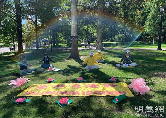Image for article Canada: Niagara Falls Tourists Happy to Learn Falun Dafa