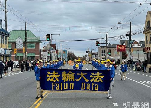 Image for article Philadelphia: Falun Dafa Welcomed at Thanksgiving Parade