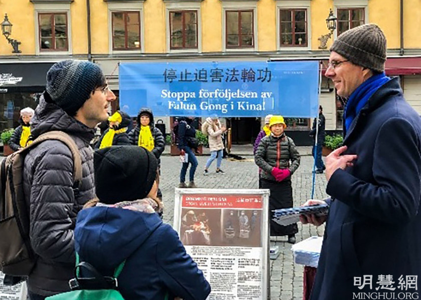 Image for article Stockholm, Sweden: Residents and Tourists Learn About Falun Dafa During Activities at the Nobel Prize Museum