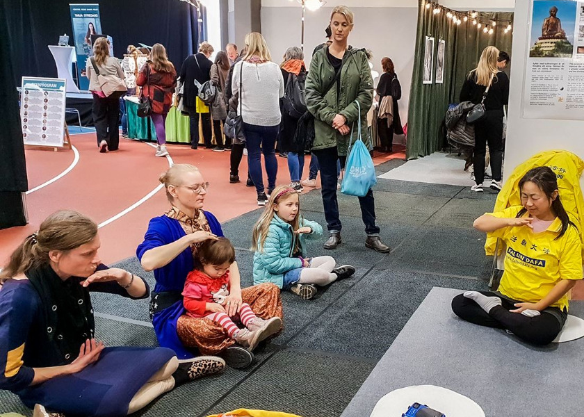 Image for article Sweden: People Learn About Falun Dafa at Health Expo