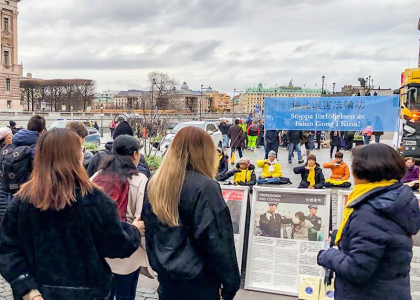 Image for article Stockholm, Sweden: Tourists Thank Practitioners for Telling Them About Falun Dafa