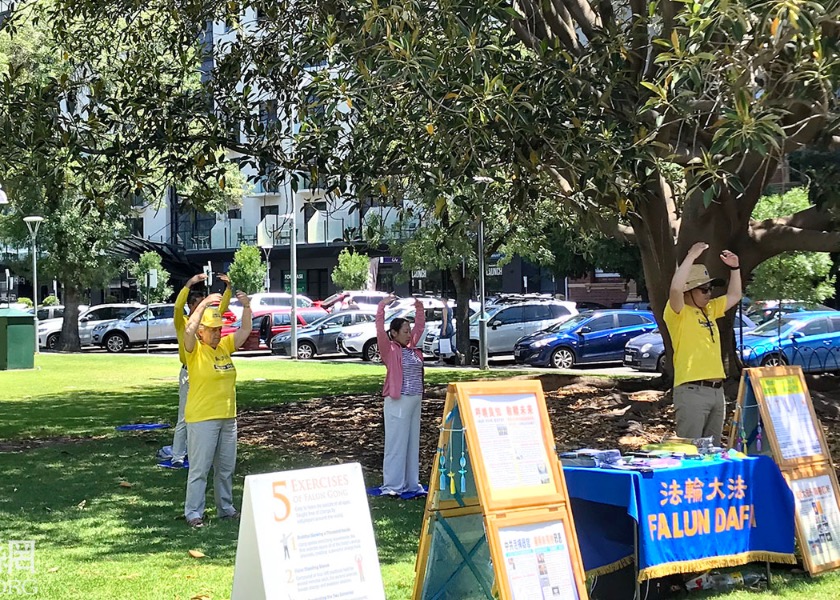 Image for article Adelaide, Australia: People Thank Falun Dafa for Bringing Message of Hope