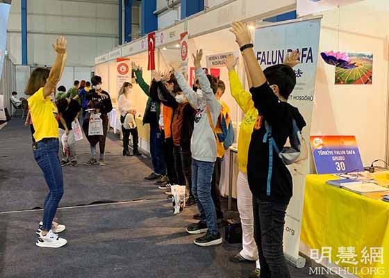 Image for article Turkey: Falun Dafa Warmly Welcomed at the Mersin City Book Fair