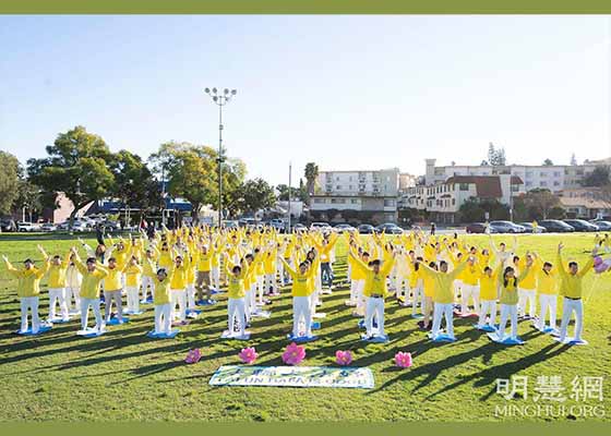 Image for article Los Angeles, California: Falun Dafa Practitioners Grateful to Master Li Ahead of the Chinese New Year