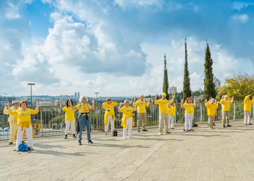 Image for article Jerusalem, Israel: Showing the Beauty of Falun Dafa vs. the Brutal Persecution in China